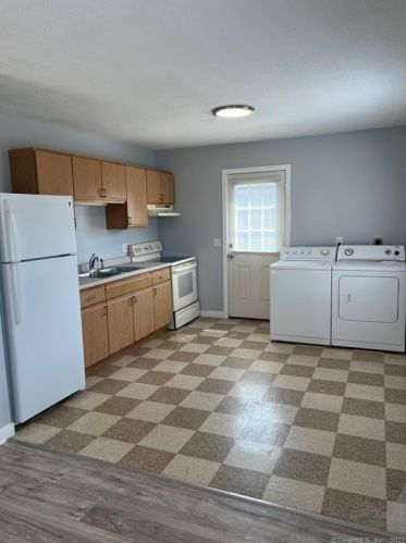 7 Norfolk Ct, Groton CT  06340-4709 exterior
