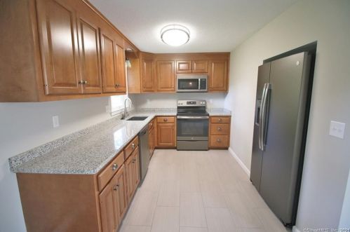 435 Elmwood Dr, Windsor Locks CT  06096-1620 exterior