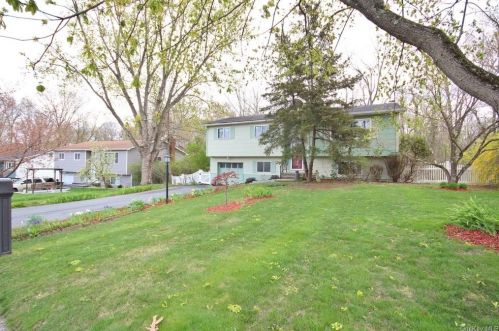 17 Harvest Hill Ln, Middletown, NY 10940-2613