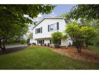 3206 Hamlet Dr, Saint Paul, MN 55125-2709