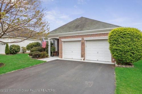 7 Heathersway Ct, Lakewood, NJ 08701-7529