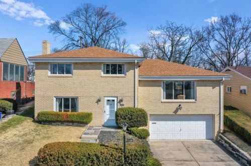 2296 Rose Garden Rd, Pittsburgh, PA 15220-4027