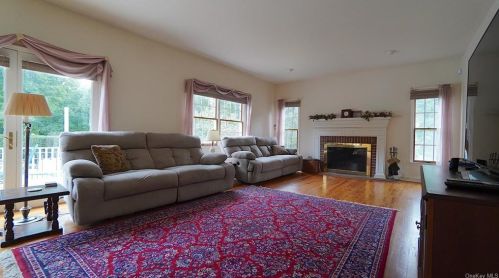 8 Menayas Ct, Washingtonville NY  10992-2032 exterior