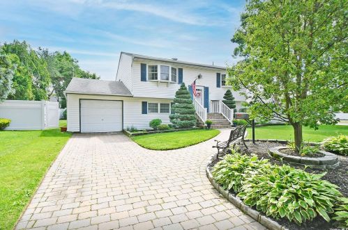 44 Kent Ln, South Setauket, NY 11720-2829