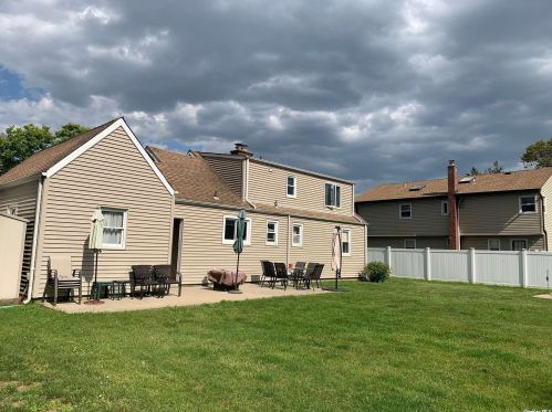 22 Lucerne Dr, Babylon, NY 11704-8122