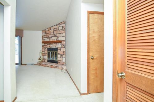 406 Silver Spring Dr, Green Bay, WI 54303-4566