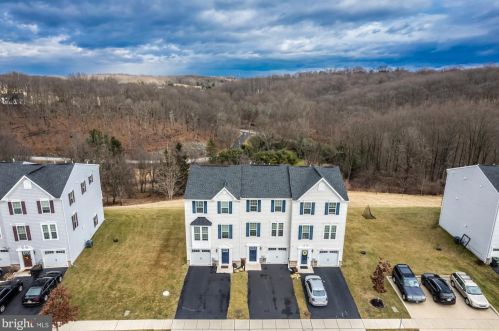 1839 Honeysuckle Ct, Downingtown PA  19335-7202 exterior