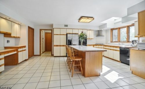 1095 Mayflower Ct, Martinsville NJ  08836-2326 exterior