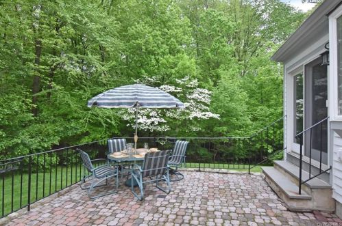 58 Brook Hills Cir, White Plains, NY 10605-5018