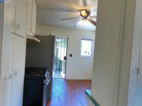 10907 Foothill Blvd, Oakland CA  94605-5203 exterior