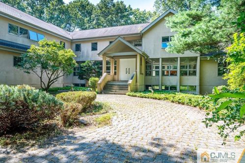 16 Beaverdam Dr, East Brunswick NJ  08816-2456 exterior