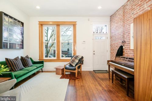 902 8th St, Washington, DC 20002-3619