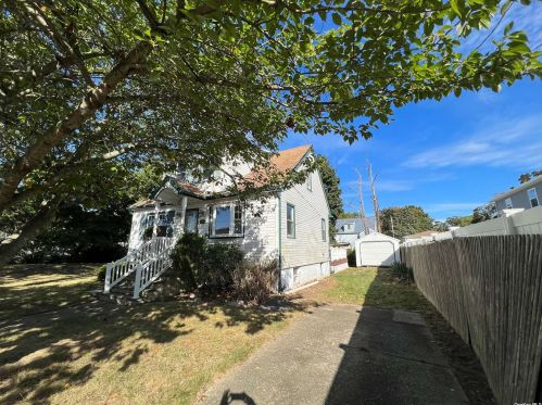 265 Brookside Ct, Copiague, NY 11726-3900