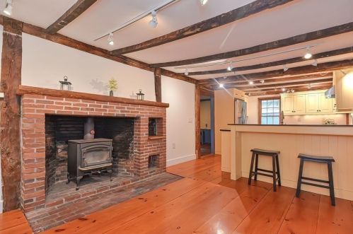 6 Crescent St, Stow, MA 01775-1154