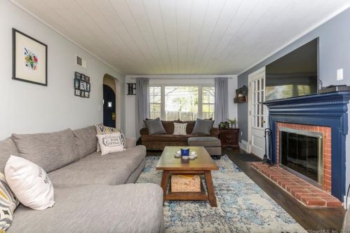 415 Ridge Rd, Middletown CT  06457-5230 exterior