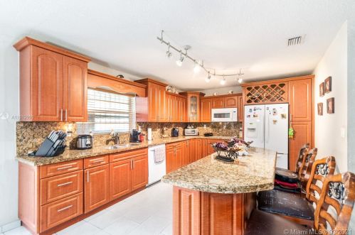 1315 76th St, Hialeah FL  33014-3424 exterior