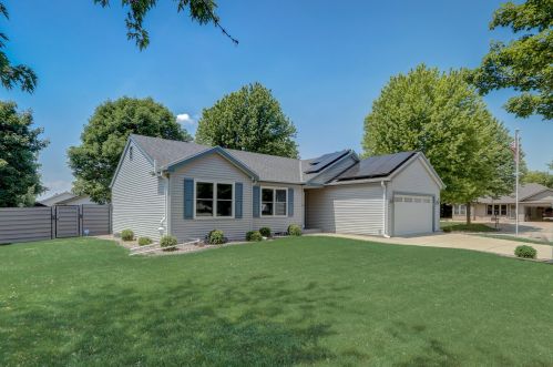 2300 Kestrel Ln, Waukesha, WI 53189-7748