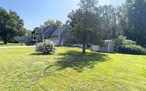 8 Evans Ave, Plaistow NH  03865-2909 exterior