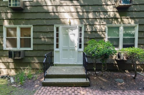 22 Pilgrim Trl, Woodbury CT  06798-2040 exterior