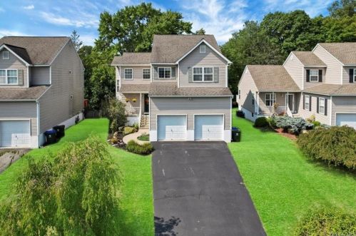 48 Woodfield Dr, Washingtonville, NY 10992-1142