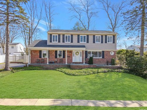 11 King Ave, Huntington Station, NY 11747-1239