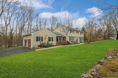 70 Vixen Rd, Bridgeport, CT 06611-1528