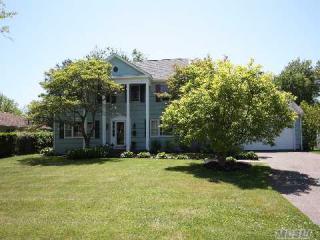 68 West Ln, Bayshore, NY 11706-8616