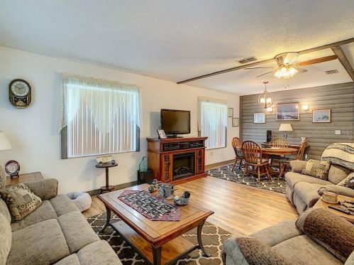 945 14th St, Saint Petersburg FL  33705-1242 exterior