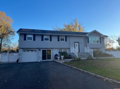 28 Hammond Rd, Elwood NY  11731-4810 exterior