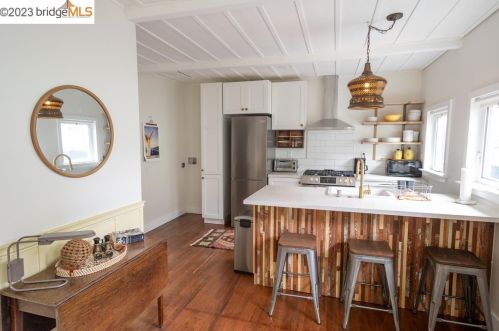 1058 56th St, Oakland CA 94608-2745 exterior