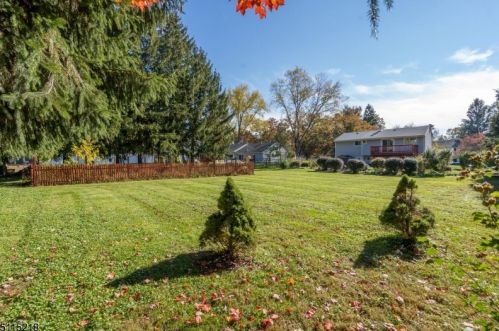 5 Hillside Dr, Clinton NJ 08809-1213 exterior