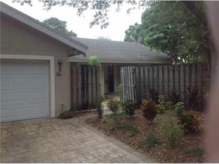 79 Frst Cir, Hollywood FL  33026-1107 exterior