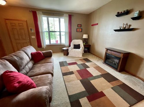 614 Hunter Oaks Blvd, Watertown WI  53094-7730 exterior