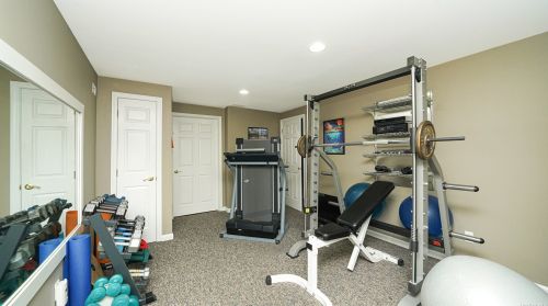 18 Drew Dr, Eastport NY  11941-1335 exterior