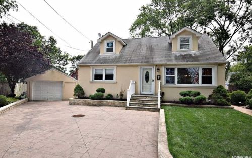 8 Norview Ct, Huntington Station, NY 11746-1600