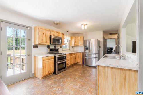 185 Cooperative Way, Bybee, VA 22963-4122