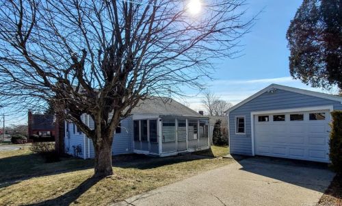 63 Sunset St, United States Coast Guard Ac, CT 06320-3328