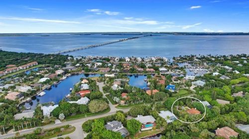719 Periwinkle Way, Sanibel, FL 33957-3809