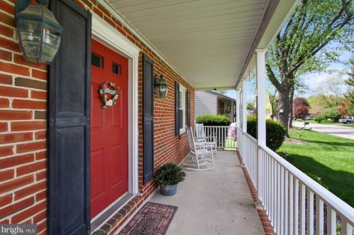 20 Crosswind Dr, Shrewsbury, PA 17361-1837