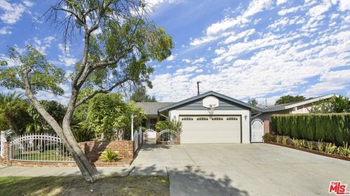 9003 Hazeltine Ave, Van Nuys, CA 91402-1903