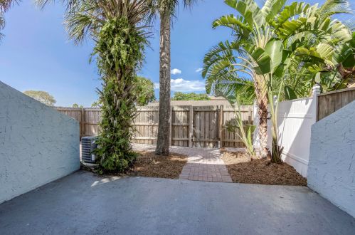 908 Shorewinds Dr, Fort Pierce FL 34949-1537 exterior