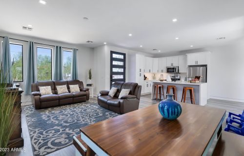 1121 11th St, Phoenix AZ 85006-2744 exterior