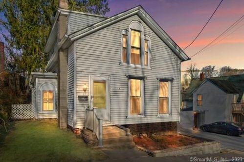 65 Spruce St, Norwich, CT 06351-2328
