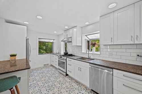 6735 Frst Gln Rd, Pittsburgh PA 15217-1825 exterior