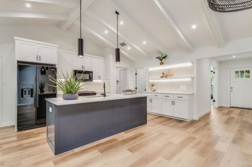 1707 Fawn Dr, Austin TX  78741-3706 exterior