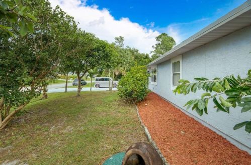 1338 Goodman Ave, Fort Pierce, FL 34953-1437