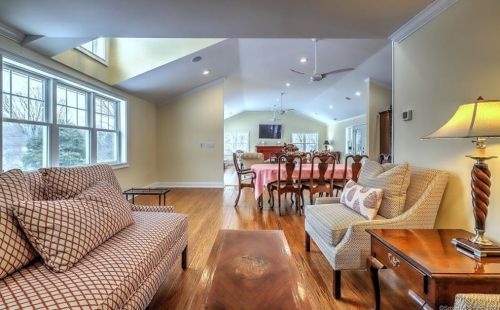 5 Weatherbell Dr, Norwalk CT 06851-1411 exterior