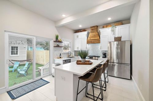 1021 Sealy St, Galveston TX 77550-3813 exterior