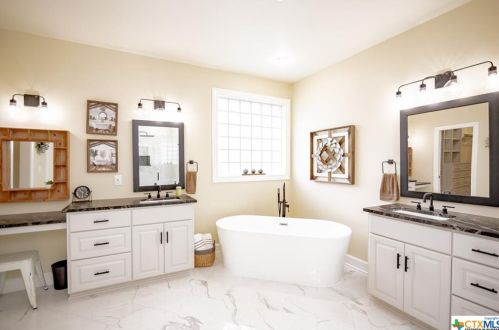 101 Legend Dr, Victoria TX  77904-3854 exterior