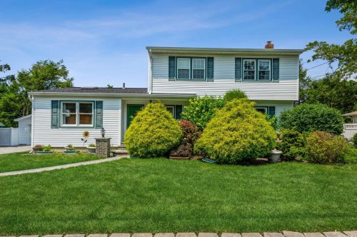 331 Walker St, Babylon, NY 11704-3016
